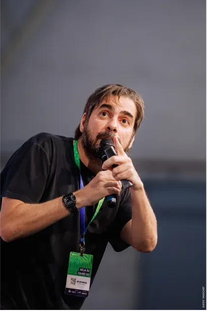 Palestrante ao microfone