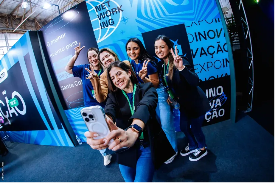 Público da Expoinovação posando para foto