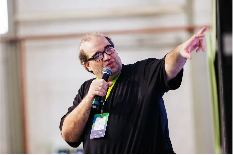 Palestrante no palco da Expoinovação